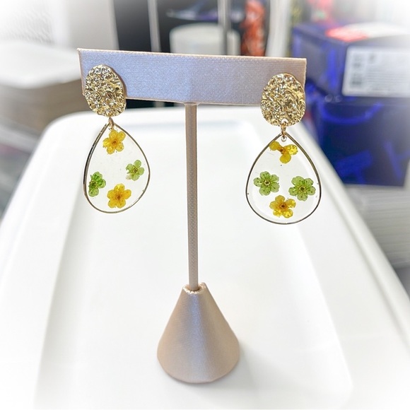 💕Fun Floral Fashion Earrings💕 - Picture 4 of 5